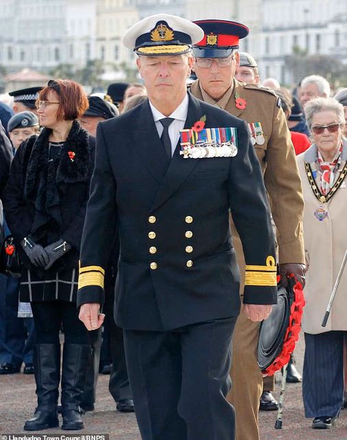 อื้อฉาว! ครูปลอมเป็นพลเรือเอก ใส่เครื่องแบบปลอมพร้อมเหรียญ 12 เหรียญไปงานรำลึกวีรชน หวังได้ “ความรู้สึกเป็นส่วนหนึ่ง”