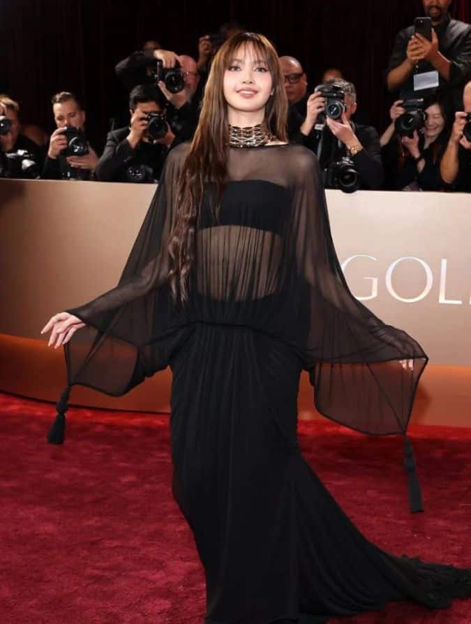 ลิซ่า BLACKPINK สร้างประวัติศาสตร์! ปั้นลุคสีดำสุดปัง บนพรมแดง Golden Globes 2025 – คนไทยคนแรกที่ได้เป็นผู้ประกาศรางวัล - 2