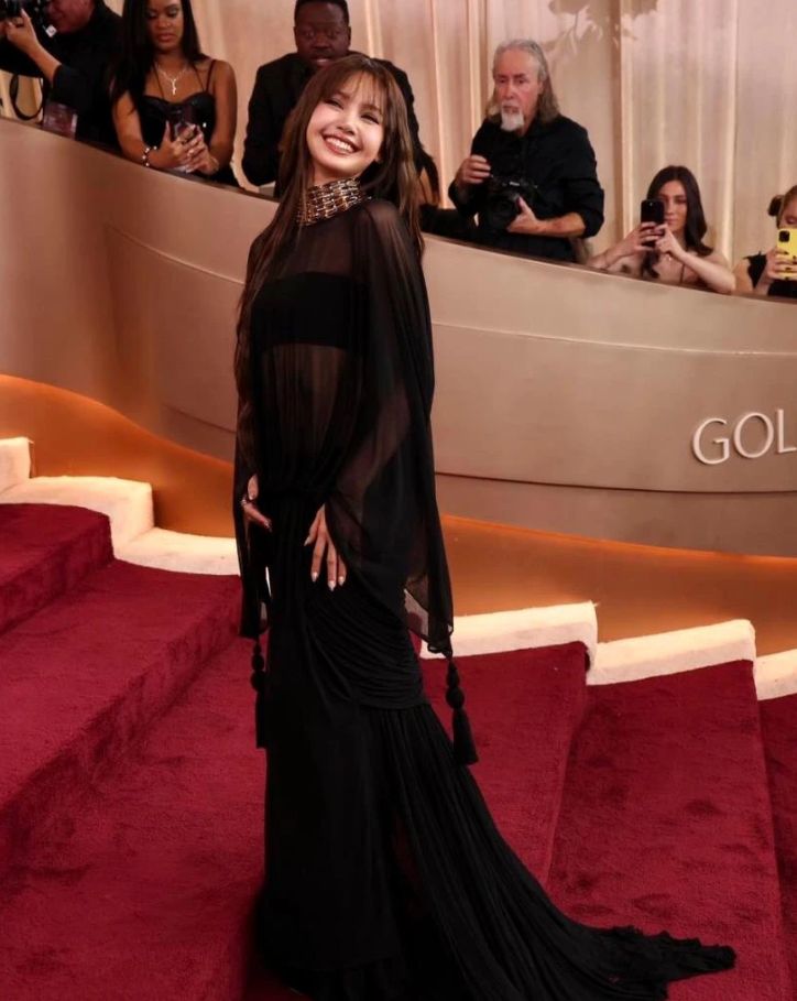 ลิซ่า BLACKPINK สร้างประวัติศาสตร์! ปั้นลุคสีดำสุดปัง บนพรมแดง Golden Globes 2025 – คนไทยคนแรกที่ได้เป็นผู้ประกาศรางวัล - 6