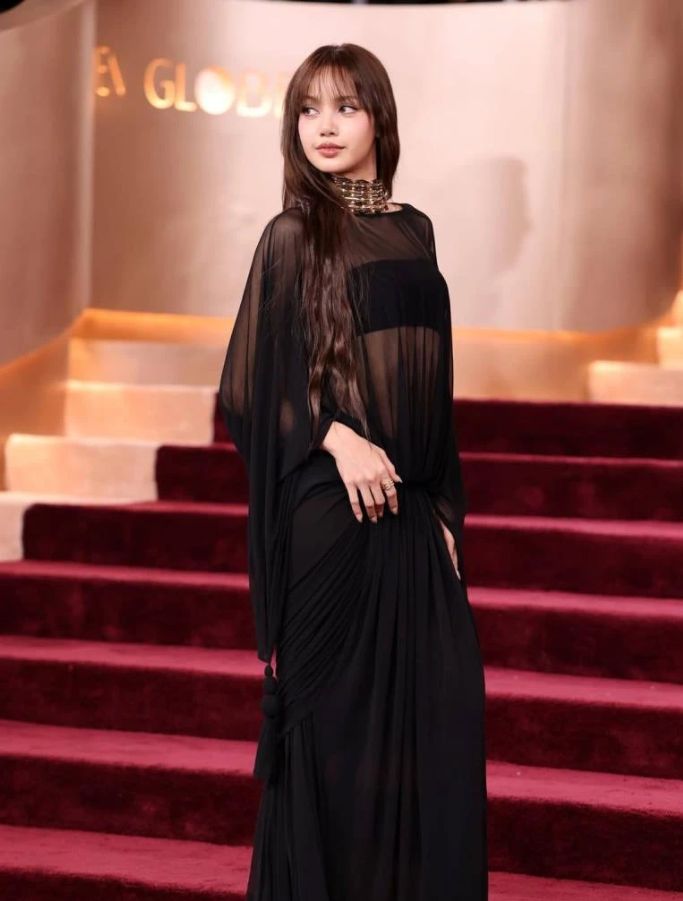 ลิซ่า BLACKPINK สร้างประวัติศาสตร์! ปั้นลุคสีดำสุดปัง บนพรมแดง Golden Globes 2025 – คนไทยคนแรกที่ได้เป็นผู้ประกาศรางวัล - 5